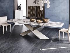 Table rectangulaire façonné Tyron de Cattelan avec plateau en Keramik Breccia et base croisé en acier gaufré titane