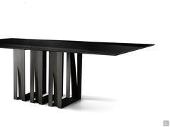 Vue rapprochée de la table fixe design Echo avec base en métal décalée. Plateau rectangulaire en verre cristal noir brillant et pied en métal verni Anthracite