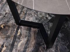 Gros plan sur le piétement de la table à manger ronde extensible Lawrence avec plateau de 5 cm d'épaisseur, en standard sur le modèle rond