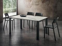 Davis Table au design minimal avec pieds en métal peint en gris anthracite