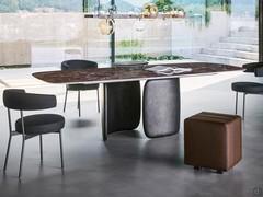 Table avec base centrale de design Mellow de Bonaldo, plateau en marbre Emperador