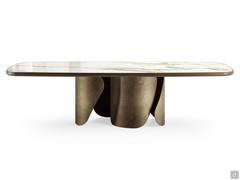 Table Torquay dimension  320 x 120 cm avec plateau façonné en céramique Calacatta Macchia Vecchia brillant, sous plateau en bois laqué Bronze et avec  base Bronze Vintage brossé.