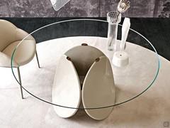 Vue de dessus de la table à manger ronde en verre design Maxim de Cattelan, avec plateau biseauté