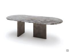 Détail de l'effet statuaire et monolithique de la table Dandelion avec plateau en marbre Camouflage, ici avec pieds métalliques perpendiculaires