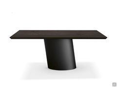 CliffordTable raffinée avec base centrale inclinée. Plateau rectangulaire en bois teinté Ash Testa di Moro et base en métal peint en noir.