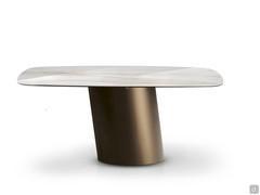 CliffordTable raffinée avec base centrale inclinée. Plateau rectangulaire en céramique Calacatta Gold polie et base en métal peint Bronze.