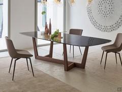 Table Art de Bonaldo, présenté ici avec base en bois massif noyer américain