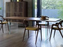 Haruto - Table à manger avec pieds en verre et plateau en bois massif sur mesure et chaises en noyer Nakama