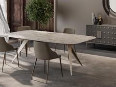 Pegaso Table avec plateau tonneau en céramique blanc de blanc mat et piétement métallique pointu peint en champagne, assorti à la structure de la chaise Count.