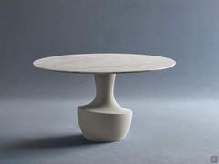 Table ronde design Anfora avec pied en résine de quartz Light Grey et plateau en marbre de Carrare blanc