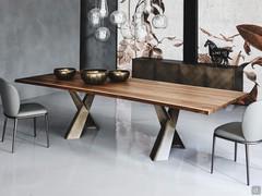 Table Mad Max de Cattelan avec plateau en bois et bord linéaire et oblique a 45°. Jambe croisée en métal verni brushed bronze.