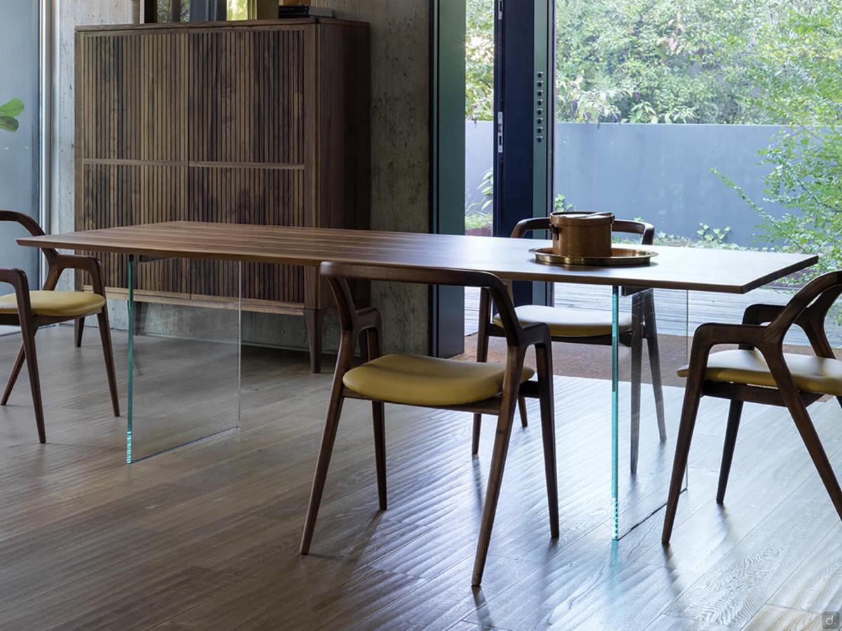 Haruto - Table à manger avec pieds en verre et plateau en bois massif sur mesure et chaises en noyer Nakama