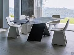 Table Ax de Bonaldo dans la variante avec plateau en pierre céramique brillante Black Onyx