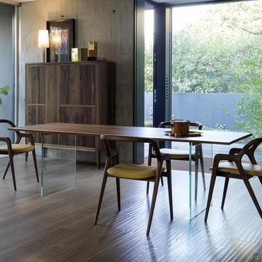 Haruto - Table à manger avec pieds en verre et plateau en bois sur mesure au millimètre près