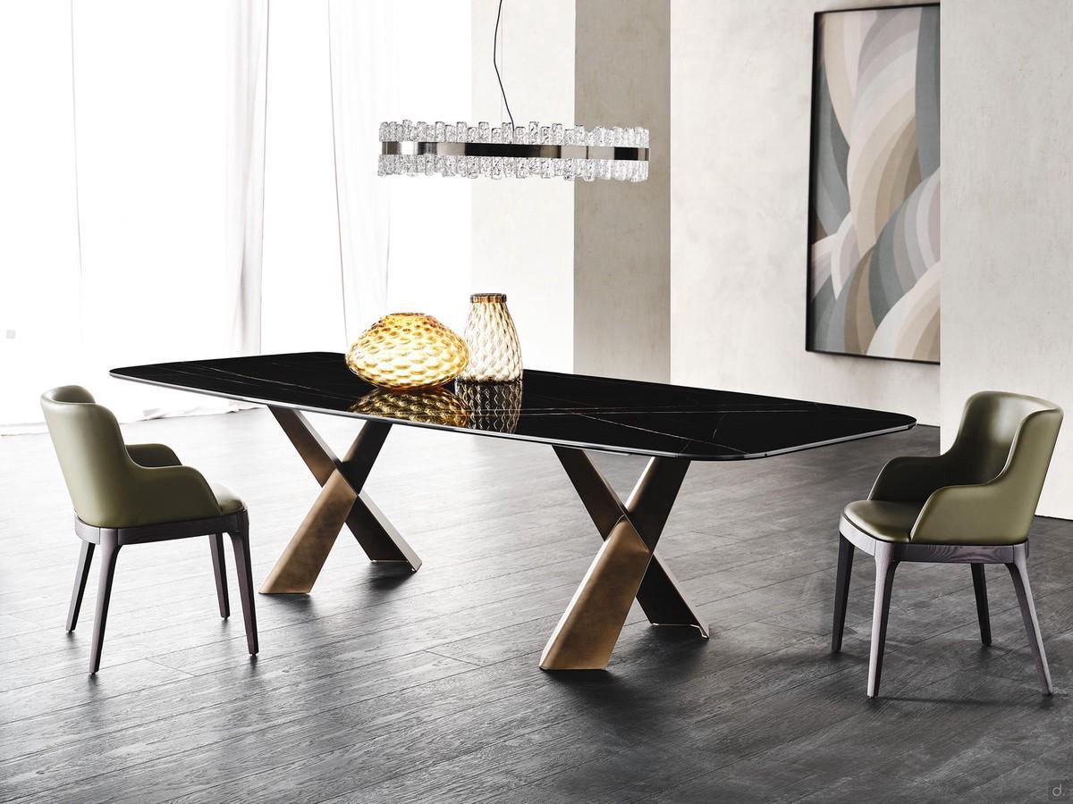 Table rectangulaire façonné Mad Max de Cattelan avec plateau en Keramik avec bord simple et Jambe croisée en métal verni brushed bronze.