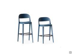 Tabouret Minima disponible haut ou bas, ici présenté en frêne teinté Bleu avec revêtement d'assise ton sur ton