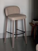 Tabouret rembourré design pour îlot de cuisine Hamide avec pieds en frêne teinté Lin