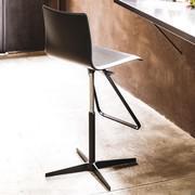 Tabouret recouvert en cuir avec structure en acier chromé