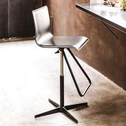 Tabouret pivotant Toto de Cattelan recouvert en cuir