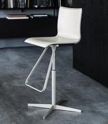 Tabouret en cuir avec pied central en croix Toto de Cattelan