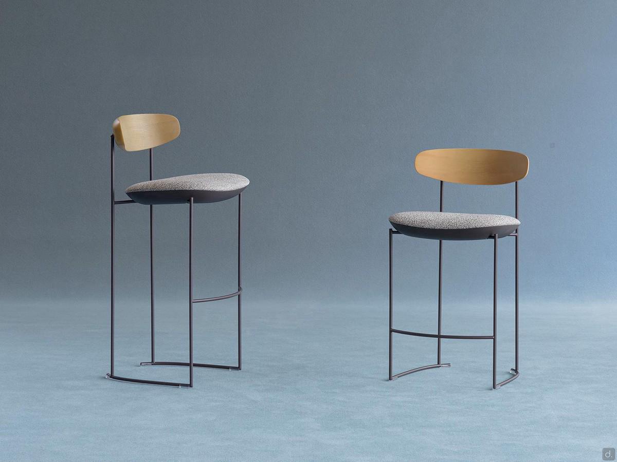 Tabouret de bar moderne et design avec dossier en frêne Keel en deux dimensions