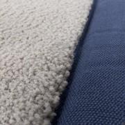 Détails du tapis gris perle avec bordures en coton bleu moyen