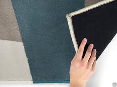 Détails du sous-tapis en jute synthétique et tissu expansé