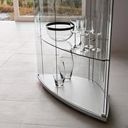 Vitrine Gracia avec des portes et dos de l'armoire en verre courbé transparent et structure en laqué mat aluminium (finition non-disponible)