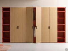 Composizione battente con libreria Wide in posizione iniziale e finale. Libreria a contrasto in laccato opaco anfora su composizione in legno essenza fashion wood rovere naturale