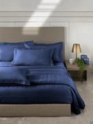 Completo per il letto in Raso Blu Delft composto da set lenzuola e quilt trapuntato, ideale per la mezza stagione