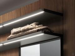 Particolare illuminazione a led con barre integrate nei ripiani