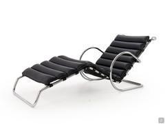 Chaise Longue Van der Rohe ispirata alle linee del celebre designer