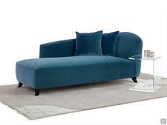 Chaise longue dormeuse Gilmour rivestita in velluto color ottanio, dallo stile anni '50 rivisitato in chiave moderna