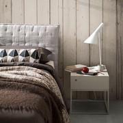 Comodino con basamento in metallo bianco Jess, abbinato al letto Marlin della stessa collezione