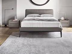 Comodino a due cassetti Portland combinato con un letto della stessa collezione