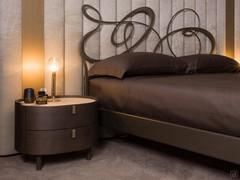 Comodino in legno Aries, abbinato a boiserie Lounge e letto Ghirigori di Cantori