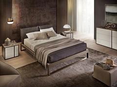 Comodini e comò con struttura e gola in rovere visone abbinati al letto Virgo (finitura rovere non disponibile)