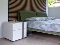 Comodino a due cassetti Montana con gola laccata abbinato al letto rivestito Baloo - Foto cliente