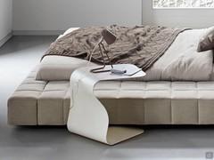 Comodino Duffy in poliuretano bianco accompagnato al letto Squaring