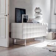 Credenza con effetto capitonnè Venice - modello con due ante e tre cassetti