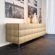 Credenza con effetto capitonnè Venice - modello con due ante e tre cassetti nella finitura champagne