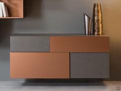 Credenza sospesa con cassetti e ante a ribalta Fly Deco, con i frontali da 3,5 cm nella speciale finitura laccato metallizzato