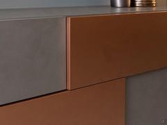 Particolare della credenza sospesa Fly Deco