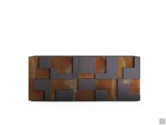 Credenza moderna in legno massello Lima con frontali in larice tinto ed effetto corten