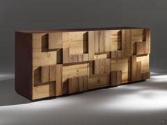 Credenza moderna in legno massello Lima in finitura legno antico, una delle numerose disponibili insieme ai laccati opachi e ai laccati effetto metallo