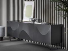 Credenza con frontali effetto tridimensionale Vertigo di Bonaldo - versione con 3 ante in poliuretano piombo con struttura e piedini in tinta