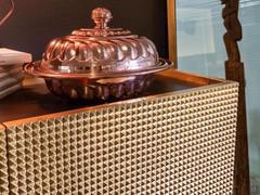 Credenza Fado con ante e fianchi nella prestigiosa finitura Foglia Oro