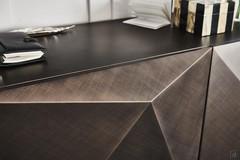 Particolare dei frontali diamantati nella credenza laccato opaca brushed bronze