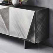 Particolare dell'anta laccata opaca brushed grey nella credenza Kayak di Cattelan