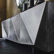 Dettaglio della credenza Kayak di Cattelan in finitura laccato opaco brushed grey